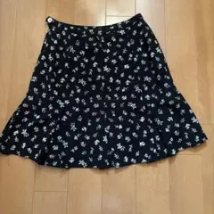VIVAYOU レトロ花柄 フレアスカート 黒のサムネイル