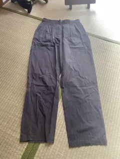 タック入り グレー カジュアルパンツ