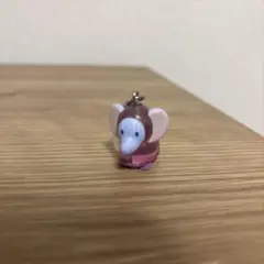 紫色の象のカプセルトイ ストラップ付き　スージーズー　めじるしアクセサリー