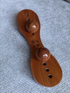 骨盤矯正器具 木製 ボール付き　骨盤職人 骨盤矯正器具 木製 丸型ボール付き - メルカリ