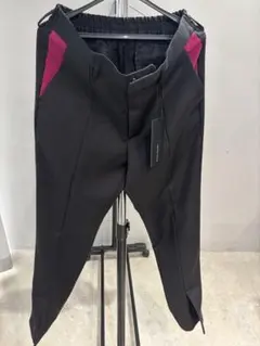 スリムフィット ブラックパンツ ピンクアクセントのサムネイル