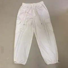 ポリエステル生地の白のカーゴパンツ