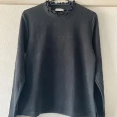 フリル付き黒長袖トップス