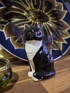 黒白の猫の陶器置物