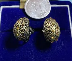 金色と黒色のクリップ式イヤリング