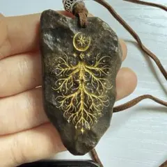 【一点物】ゴビ瑪瑙 金彩彫刻「生命の樹」革紐ロングネックレス アラシャン 一点物】ゴビ瑪瑙 金彩彫刻「生命の樹」革紐ロングネックレス