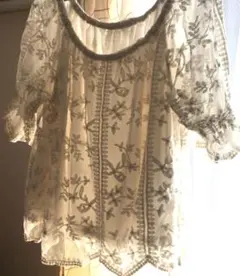 ページボーイ刺繍入りシースルーブラウス 半袖 ホワイト