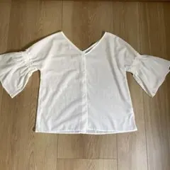 【最終値下げ】ホワイト コットン Vネック フレアスリーブシャツ