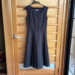 LAURA ASHLEY ノースリーブVネックフレアワンピース　黒