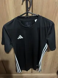 adidas ブラック スポーツシャツ