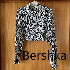 Bershka クロップドシャツ M 白黒のサムネイル
