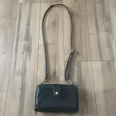 黒の合成皮革ショルダーバッグ