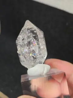 雪みたいな内包物があるハーキマーダイヤモンド　ニューヨーク州産　トライゴーニック