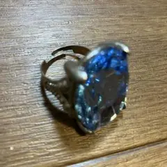 青色の石の装飾的なリング