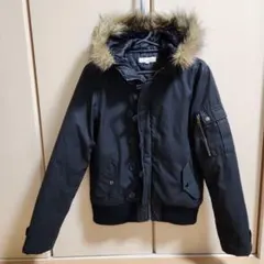 ファー付きフードの黒いジャケット