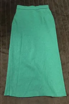 GU　ニット風ロングスカート　グリーン色