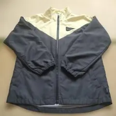 グレーとクリーム色のジャケット