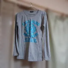 グレー 長袖Tシャツ プリント入り