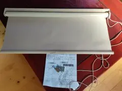 ベージュ ロールスクリーン 幅80cm 遮光率99.99% 取り付け金具付き