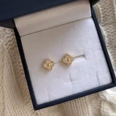 フラワー　クローバー　ピアス　ゴールド　ツツミ