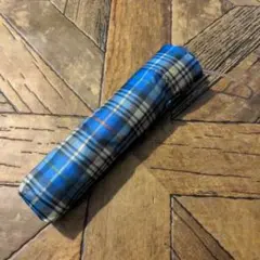 青とチェック柄の折りたたみ傘