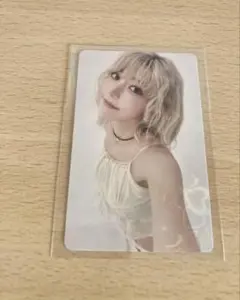 【LE SSERAFIM】サクラ（ホログラム入フォトカード１枚）