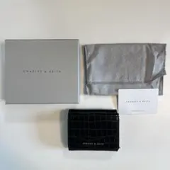 CHARLES & KEITH クロコダイル型押し3つ折り財布