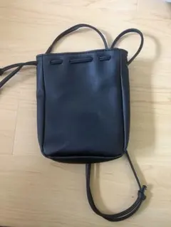 黒の巾着型ミニショルダーバッグ