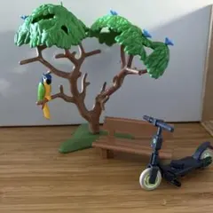 プレイモービル ベンチのある風景　インコがとまる木とスクーターのサムネイル