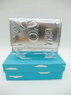 [3531] 美品 ＊ツモリチサト＊　折財布　シルバーカラー　エンボス加工のサムネイル