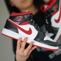 ナイキ エアジョーダン 1 ミッド ホワイト ジム レッド ブラック