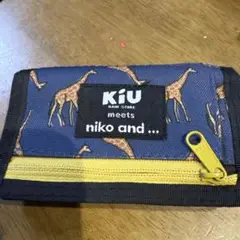 KIU niko and ... キリン柄三つ折り財布 コンパクト財布