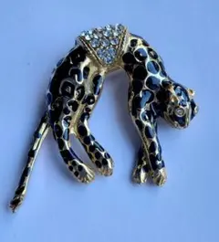 黒いヒョウのブローチ