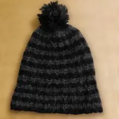 fesrs market ポンポン付き黒とグレーのニット帽