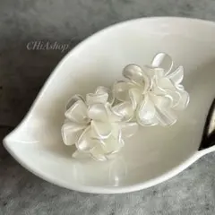 上品　フラワーパールピアス 花びら　韓国　ホワイト　大人　かわいい　結婚式