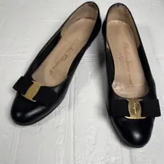 サルヴァトーレフェラガモ　ヴァラリボン　バラ　パンプス　金プレート