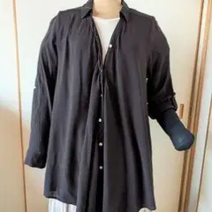 黒の長袖シャツ