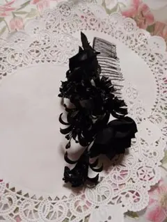 黒い花飾りコーム