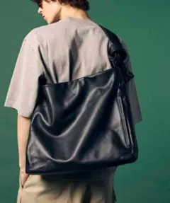 MAISON SPECIAL レザーショルダーバッグA4収納可【開口部に傷あり】のサムネイル