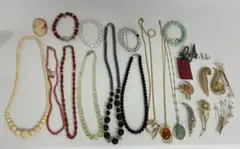 アクセサリーまとめ売り　ネックレス　ブレスレット　ブローチ　イヤリング