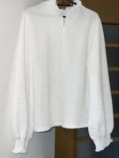 SHEIN。ホワイトカラー長袖トップス。