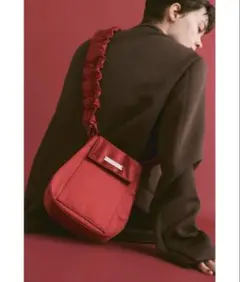 un/un アンノイフリルストラップ 赤ショルダーバッグ