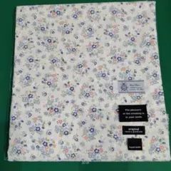 ホワイトにブルーフラワー柄の綿レ−ス生地 ＆　タグ