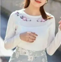 特価　新品トッコクローゼット　パールビジュー付きフラワー刺繍ニットプルオーバー