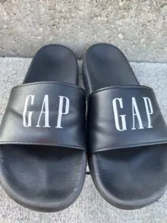 GAP シャワーサンダル ブラック ロゴ入りのサムネイル
