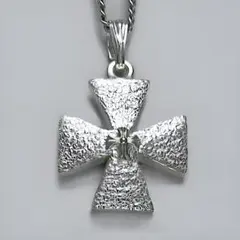 伝統的なモチーフ　小さなテンプル騎士団のクロス　cc25s　ロングセラーです