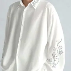Classical Origin「刺繍使いルーズドレープシャツ」襟袖に繊細な刺繍のサムネイル