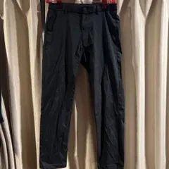 UNIQLO × Theory ブラック テーパードパンツ