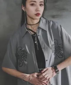 【美品】HARE　トロミシシュウミドルシャツ　グレー　ブラウスのサムネイル