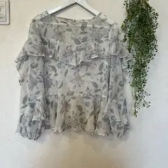 グレースコンチネンタル　フラワープリント フリルブラウス 長袖